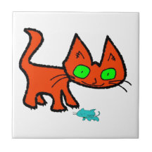 Gato anaranjado del gatito que juega con un juguet azulejos ceramicos