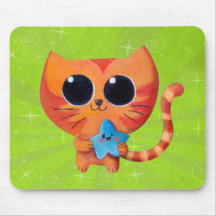Gato anaranjado lindo con la estrella alfombrilla de ratones