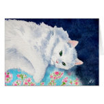 Gato blanco en tarjeta floral del edredón