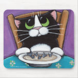 Gato caprichoso lindo del smoking que come la sopa tapete de ratón