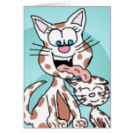 Gato de la madre que lame la tarjeta del día de ma