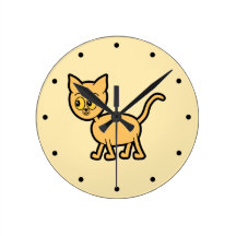 Gato del jengibre con los ojos ambarinos del color relojes