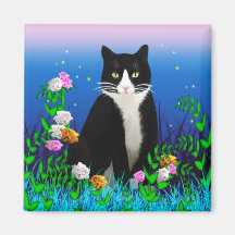 Gato del smoking con el imán de las flores