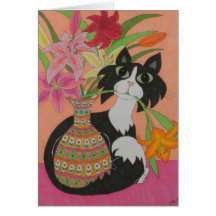 Gato del smoking con los lirios felicitación