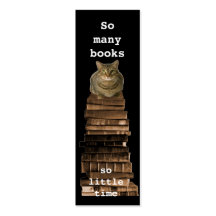 Gato en la pila de libros tarjeta personal