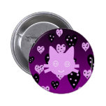 Gato feliz lindo observado botón rosado del gatito pin