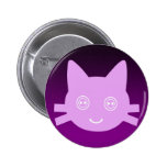Gato feliz lindo observado botón rosado del gatito pin