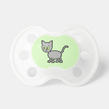 Gato gris con los ojos verdes chupetes