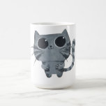 Gato gris lindo con los ojos morados grandes tazas de café