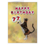 Gato juguetón y 77.os globos del feliz cumpleaños tarjeta