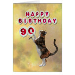 Gato juguetón y 90.os globos del feliz cumpleaños tarjetas