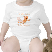 Gato lindo del camisetas del bebé que ajusta la en