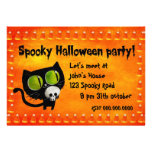 Gato negro de Halloween con la invitación del fies