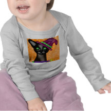 Gato negro en gorra de las brujas camiseta