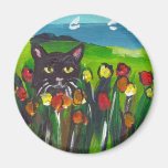 Gato negro entre tulipanes imanes de nevera