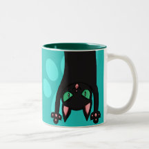 Gato negro que salta tazas