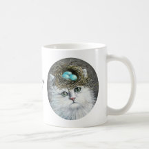 Gato persa blanco con la taza de la jerarquía del 