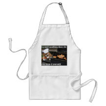 Gato que cocina en parrilla delantal