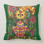 Gato vivo 2 del jardín con el fondo verde almohadas