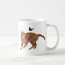 Gato y mariposa de Ocicat Taza