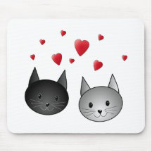 Gatos negros y grises lindos, con los corazones tapetes de ratones