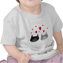 Gatos negros y grises lindos, con los corazones camiseta
