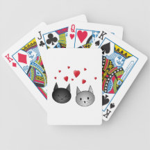 Gatos negros y grises lindos, con los corazones barajas
