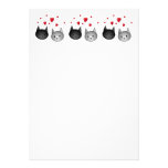 Gatos negros y grises lindos, con los corazones anuncio