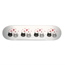 Gatos negros y grises lindos, con los corazones monopatín