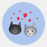 Gatos negros y grises lindos, con los corazones pegatina redonda