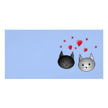 Gatos negros y grises lindos, con los corazones plantilla para tarjeta de foto