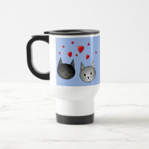 Gatos negros y grises lindos, con los corazones tazas