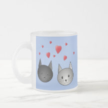 Gatos negros y grises lindos, con los corazones taza