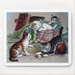 gatos traviesos de los gatitos que juegan con arte tapete de ratones