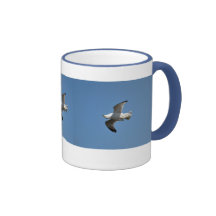 Gaviota que vuela fotografía divertida al revés de tazas