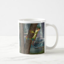 Gecko en una taza de la tarjeta de cumpleaños del 