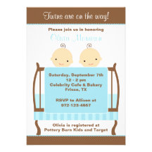 Gemelos en invitaciones azules del pesebre anuncio