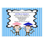 Gemelos Monkeying alrededor la invitación de la gr