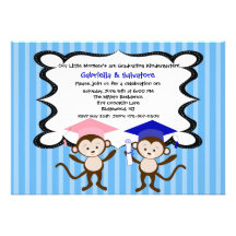 Gemelos Monkeying alrededor la invitación de la gr