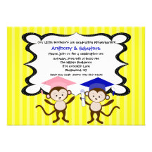 Gemelos Monkeying alrededor la invitación de la gr