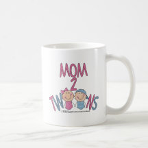Gemelos muchacho y chica de la mamá 2 tazas de café