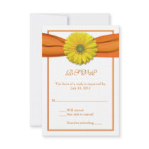 Gerbera amarillo con la tarjeta de contestación an invitaciones