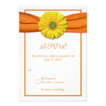 Gerbera amarillo con la tarjeta de contestación an invitaciones personales 