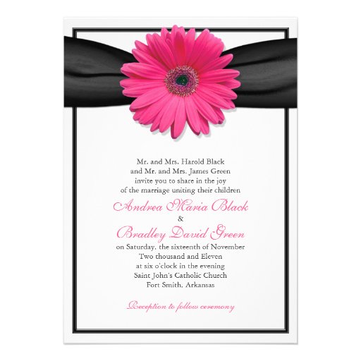 Gerbera rosado con la invitación negra de la cinta