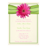 Gerbera rosado con la invitación verde de la cinta