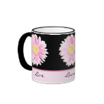 Gerbera rosado en el negro vivo, amor, taza de la 