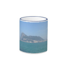 Gibraltar en el mar taza de café