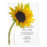 Girasol en la invitación blanca de la fiesta de cu