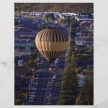 Globo del aire caliente que vuela sobre la ciudad tarjetas informativas