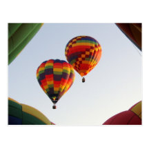 Globos de levantamiento sobre las horas tempranas tarjetas postales